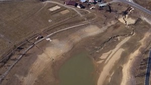 Z Domaše je mesačná krajina. Hladina vody klesla tak, že odkryla základy zatopenej dediny