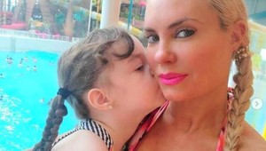 Šokujúce FOTO kontroverznej modelky: 6-ročnú dcéru stále dojčí a ešte aj TOTO?