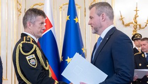 Pellegrini vymenoval Zuriana na generála. Opozícia to označila za výsmech slušným policajtom