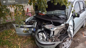 Tínedžerka nezvládla riadenie a zdemolovala bránu rodinného domu