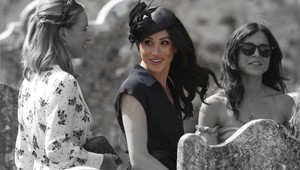 Meghan v čiernom. Nosí ju, hoci by nemala
