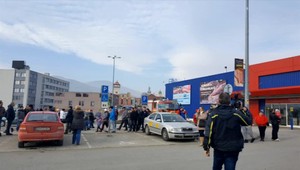 Anonym nahlásil v rožňavskom Tescu bombu