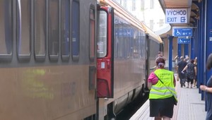 Hodinové meškania vlakov nemajú konca. Obnovy vozňov sú už v plnom prúde