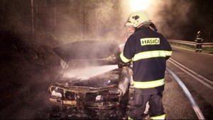 Smrti unikli o vlások! Poliakom zhorelo na Donovaloch auto