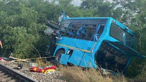 Vyšetrovanie nehody vlaku a diaľkového autobusu v Nových Zámkoch, nie je ani po roku ukončené