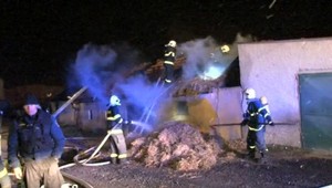 Rodinu zachránilo plačúce dieťa. Príčina požiaru domu stále nejasná