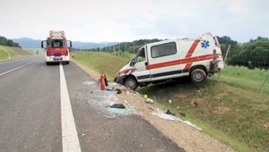 V Žiari nad Hronom havarovala sanitka, skončila v priekope