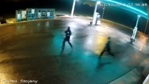 Polícia pátra po vrahoch pracovníčky čerpacej stanice. Zverejnili ďalší videozáznam