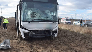 Hrozivá nehoda na R1: Autobus skončil v poli, záchranári evidujú zranenia