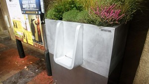 Francúzi testujú ekologické pisoáre meniace moč na hnojivo