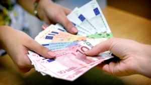 Dôchodcovia nebudú musieť platiť koncesionárske poplatky. Rodičov zase čakajú vyššie rodičovské príspevky