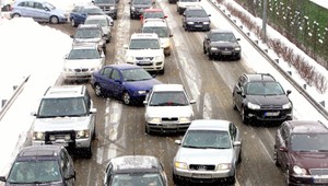 Slovensko pod snehom. Kolóny, odstavené kamióny, nehody