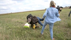 Maďarský súd oslobodil spod obžaloby kameramanku, ktorá kopla do migrantov