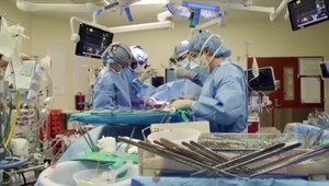 Neobvyklá operácia vrátila mužovi život. Záchranou sú tieto implantáty