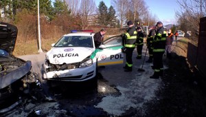 FOTO: Hrozivá zrážka auta s policajným vozidlom: Mužov zákona museli ratovať záchranári