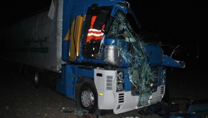 Čelnú zrážku kamiónov pri Martine neprežil jeden z vodičov, zrejme bol opitý