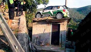 Parkovací manéver snov! Hänninen (31) pristál na streche šopy