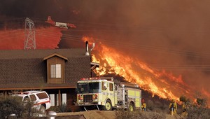 Schwarzenegger ponúkol odmenu za informácie o podpaľačovi z Kalifornie