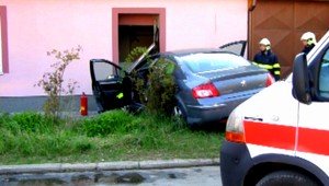 Vodič vpálil do rodinného domu! Z auta ho museli vystrihovať