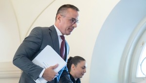 Erik Tomáš uviedol, že sa pozrie na výnimky medzi nízkopríjmovými živnostníkmi