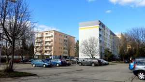 Pravidlá platia aj na parkoviskách, prednosť má auto, ktoré prichádza sprava