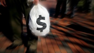 Našla tašku plnú peňazí. Poctivo ju vrátila