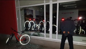 Cudzinec prepadol predajňu s bicyklami. Policajti si museli zavolať posily