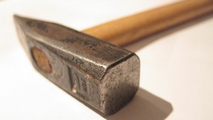 Jeho manželka trpela demenciou. Rozhodol sa kladivom ukončiť jej život