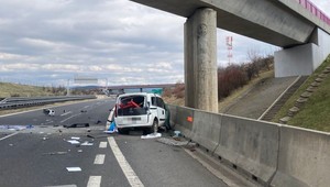 Tragická nehoda na diaľnici D1: Vodič narazil do betónového piliera