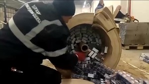 Hraničiari odhalili rekordný náklad cigariet. K 200-tisíc balíkom sa prebojovali motorovou pílou