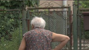 84-ročnú dôchodkyňu prepadli dvaja muži. S nožom v ruke sa jej vyhrážali smrťou