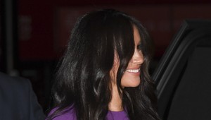 Meghan rozdávala cestujúcim v lietadle džús!