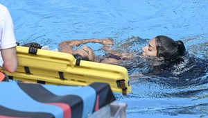 FOTKY, ktoré obleteli celý svet! Hviezdna akvabela omdlela vo vode, plavčíci sa IBA prizerali