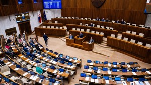 Politológ: Koalícia mohla byť dôslednejšia, poslanci počas rokovania požívali alkohol