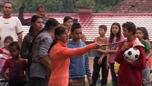 Šialená bitka v rómskej osade! Dokopali tehotnú aj malé dieťa