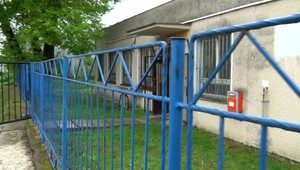 Muž chcel prepadnúť poštu, nakoniec odišiel s plačom