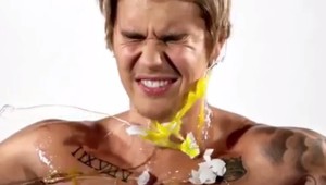 VIDEO: Polonahého Justina Biebera brutálne obhádzali vajíčkami!