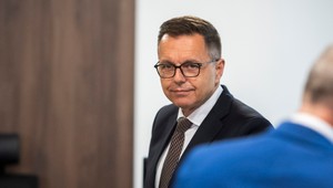 Súdny proces s guvernérom NBS Petrom Kažimírom sa začal. Pokračovať bude zajtra