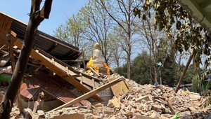 Krajinu zasiahol ďalší silný otras, obyvatelia kričali v uliciach. Obetí môže byť viac než 10-tisíc