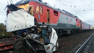 Pri zrážke vlaku s autobusom zahynulo 19 ľudí, z toho jedno dieťa
