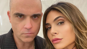 Robbie Williams má 4. dieťa! Manželka ho ALE neporodorila