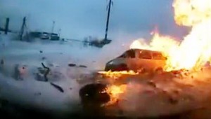 VIDEO: Havária, výbuch... Aj tak vyšli z horiaceho auta po svojich