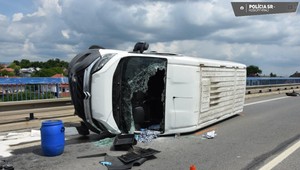 Zrejme únava spôsobila dopravnú nehodu. Dodávka skončila prevrátená na boku