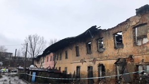 FOTO: Obyvateľom bytovky sa zrútila strecha. O strechu nad hlavou prišlo vyše osemdesiat ľudí