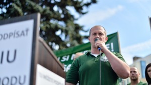 Mariána Kotlebu vypočuli na polícii, pre čierne vlajky