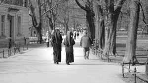 Facky, kopance do krvi, peklo v klietkach. Mníšky týrali autistické dievčatá