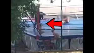 Zdvihol chlapca a z výšky ho hodil o zem. Páchateľa zachytilo video