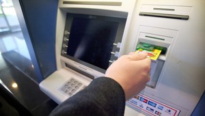 Vybielené účty Slovákov. Neoprávnených výberov pribúda...