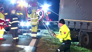 Dramatická zrážka dvoch kamiónov pri Svidníku: Vodič zostal zakliesnený v kabíne