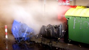 V Senici výtržník podpálil plastové kontajnery